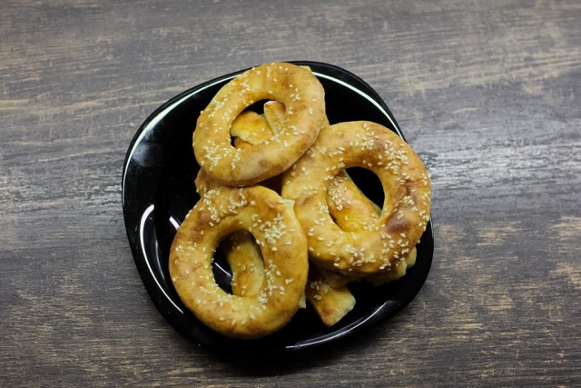 Творожно-сырные колечки с кунжутом