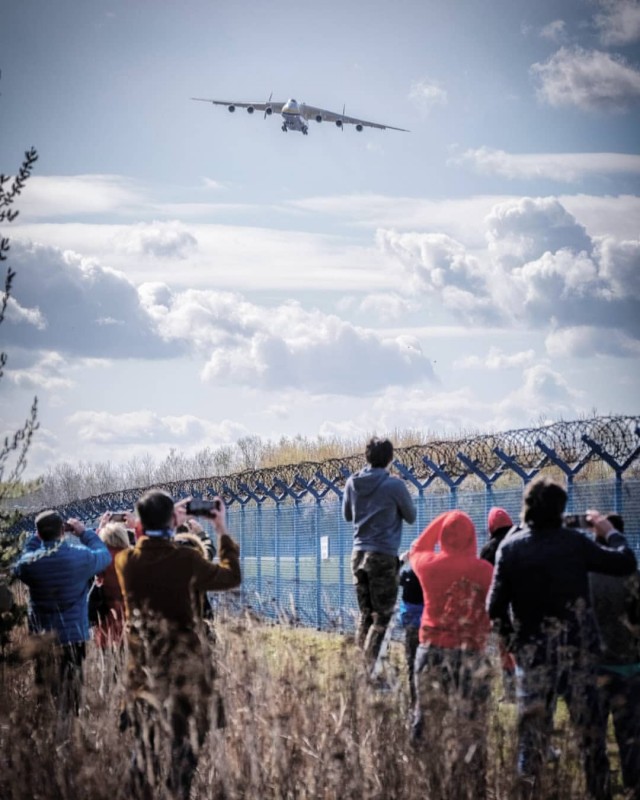Гружённая Мрия Ан-225 машет крыльями по прибытию в Варшаву