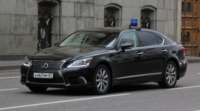 Новый "служебный" автомобиль смоленского губернатора стоит 11 млн рублей. Не поверите, но ему его тоже "подарили"