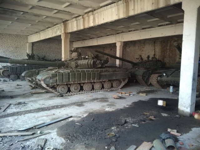 Танк стреляет в упор