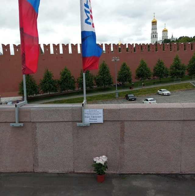 Мария Овсянникова вышла на одиночный пикет напротив Кремля с плакатом «Путин — убийца»