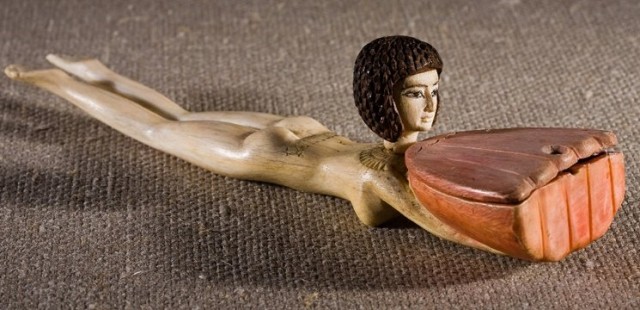 Прекрасная египетская косметическая ложка с обнаженной девушкой-служанкой