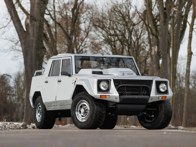 На торги выставили уникальный внедорожник Lamborghini LM002, созданный для султана Брунея