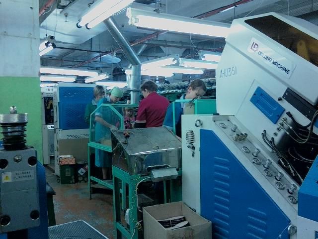 Работницы обувной фабрики записали обращение к Путину