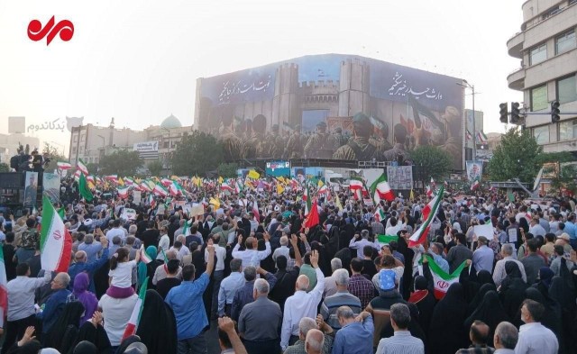 Иран объявил о победе над Израилем — тысячи жителей вышли на площадь Революции, чтобы поблагодарить вооружённые силы страны