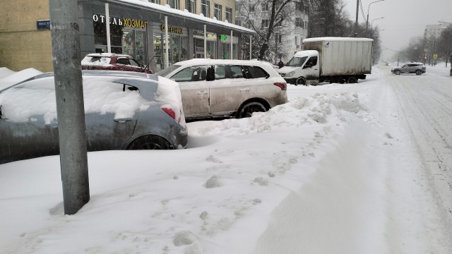 Где лопаты? В середине января неожиданно выпал снег, водятлы были не готовы