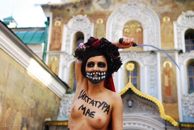 Протестующие сиськи