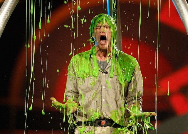 Душ из потоков зеленой слизи