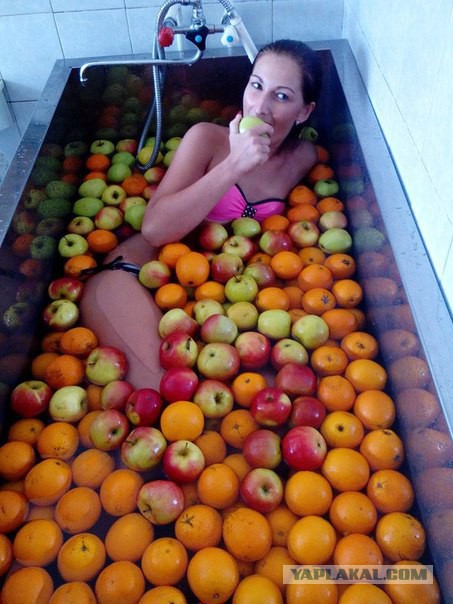 подскажите ей как нужно мыть фрукты