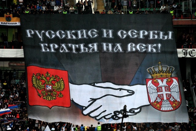 В центре Белграда звучит "Вставай, страна огромная!"