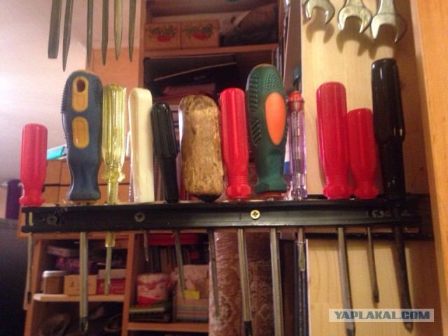 Вешалка для инструментов на шариковых направляющих в малогабаритке