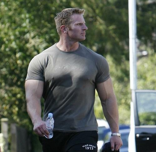 У этого амбала и домашнее животное - ЗВЕРЬ!