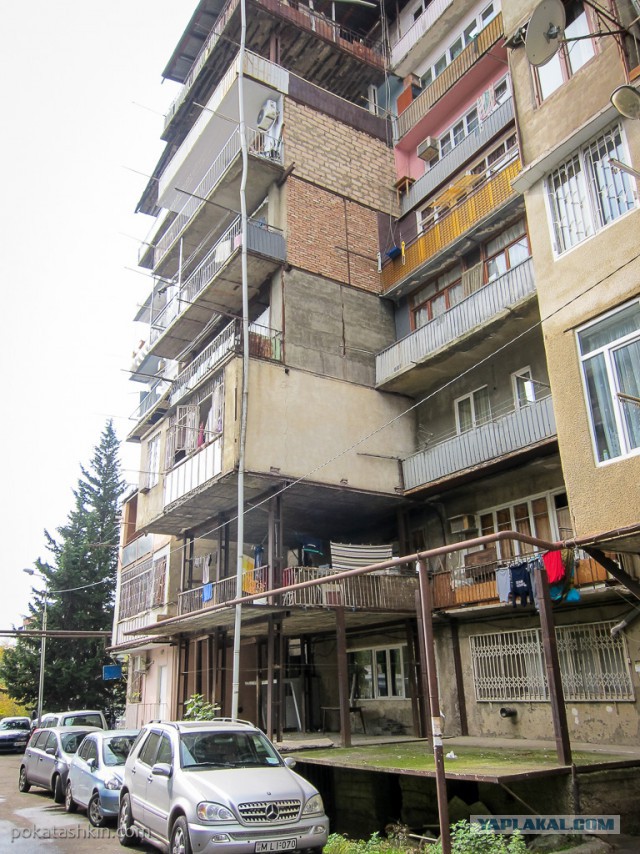 В Тбилиси сняли с балкона простоявший там 27 лет ВАЗ-2106