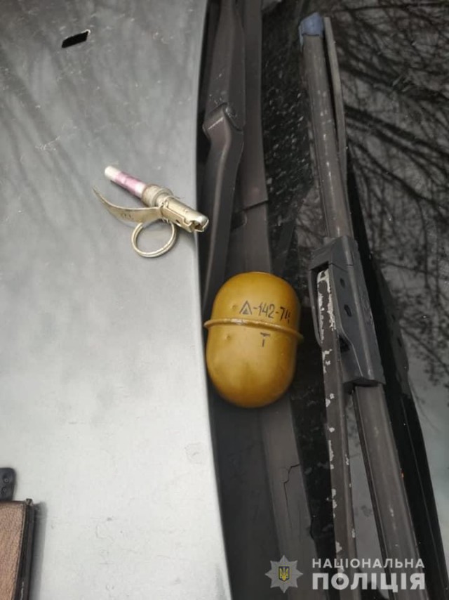 В днепропетровской области украинские полицейские подошли к затонированной в пол иномарке, дабы провести осмотр