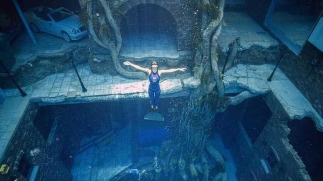 В Дубае открыли самый глубокий бассейн в мире