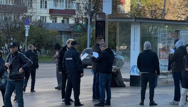 В Госдуме назвали провокацией раздачу повесток у метро, но осудили темпы мобилизации в столице.