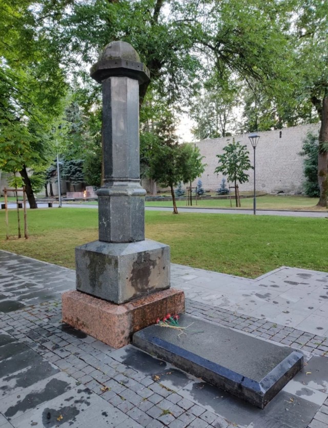 - Зачем брать ипотеку, когда теща одна в трешке? Разменяйтесь и хватит нам на однушку, - не успокаивается муж