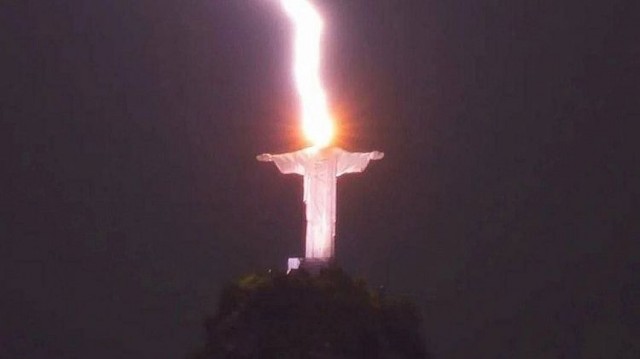 В Бразилии молния ударила по статуе Христа-Искупителя