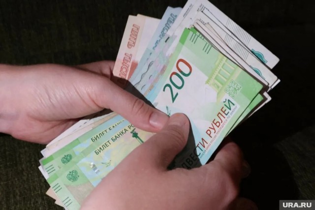 Названы профессии с самыми низкими зарплатами в России