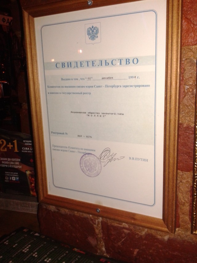 На вчерашнюю встречу с Уиткоффом Дмитриев пришел в куртке с цитатой Путина