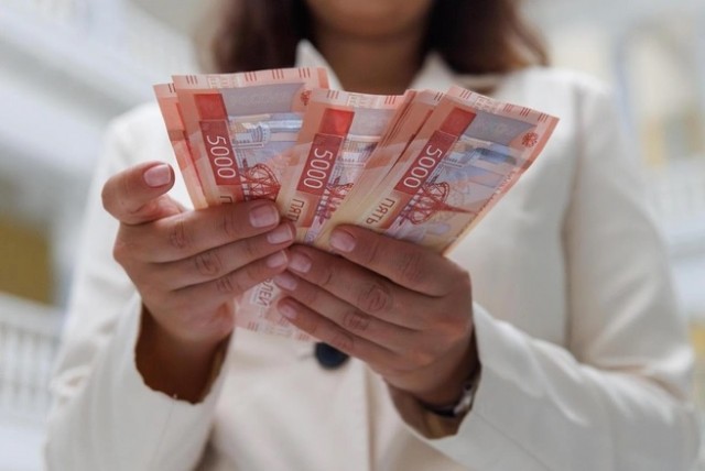 Компании в России договорились не повышать работникам зарплаты. Суть схемы