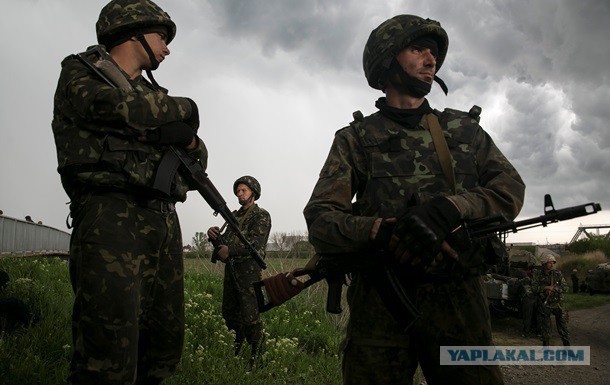 Укровояки обстреляли колонну перебежчиков