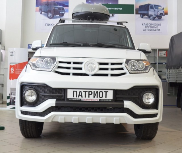 УАЗ Патриот ценой более 1 миллиона рублей . Какую машину получит миллионер в автосалоне?