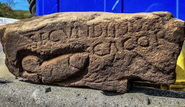 В Англии нашли «оскорбительный камень», на котором 1700 лет назад высекли «Секундин засранец» и нарисовали пенис