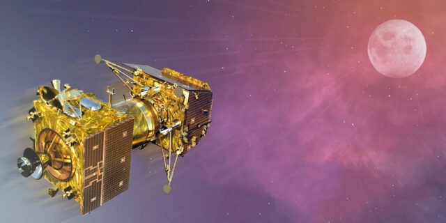 Команда управления автоматической космической станцией «Чандраян-3» опубликовала фотографии, снятые с орбиты Луны