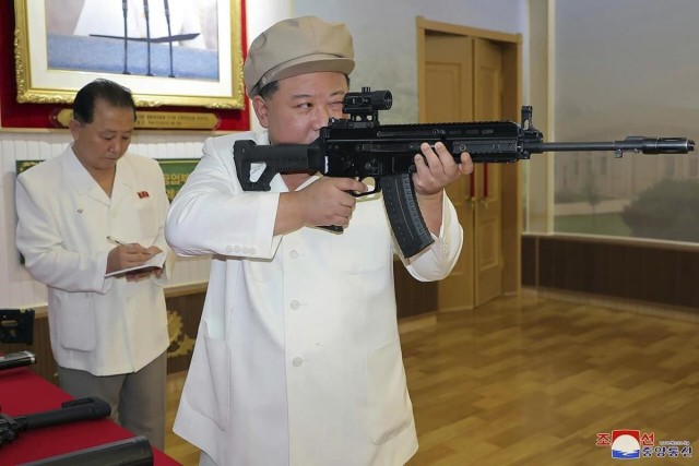 Ким Чен Ын осмотрел прибрежную полосу на западном побережье и обрушился с критикой на чиновников