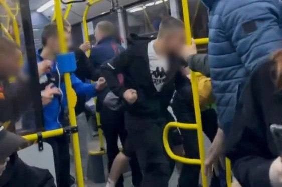 В Волгограде группа подростков жестоко избила мужчину в автобусе за сделанное замечание