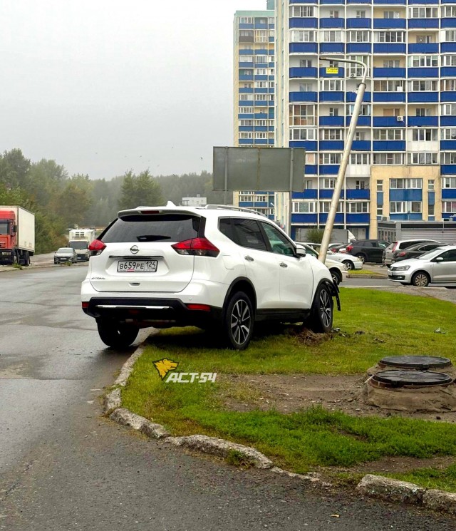 Водитель "Ниссана" припарковался в столб на Одоевского в Новосибирске