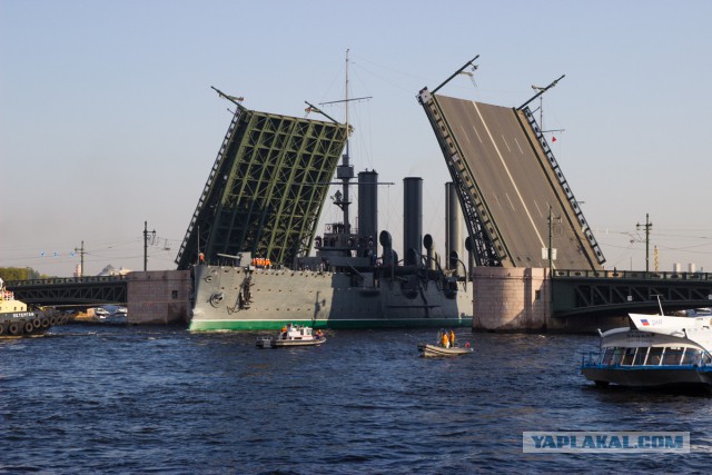 Вывод крейсера "Аврора" на ремонт