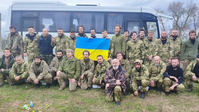 В Грозный сегодня вернулись из украинского плена пятеро чеченских бойцов.