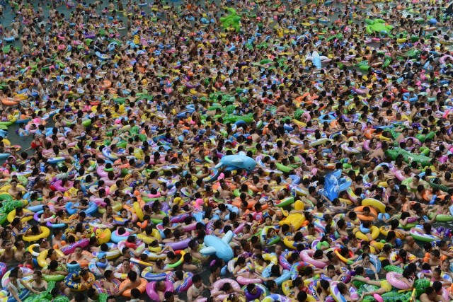 На пляжах Анапы закончились не только лежачие, но и сидячие места. Загорать там можно только стоя