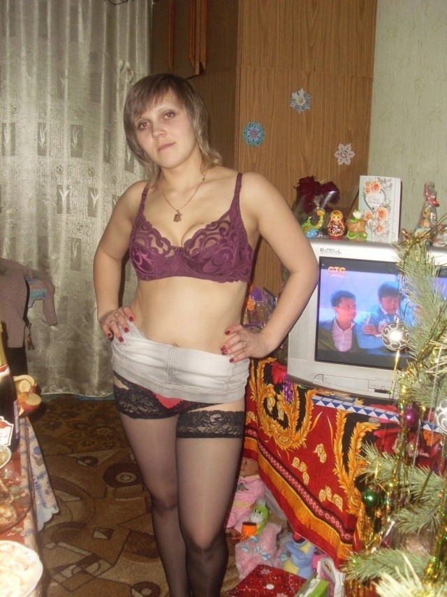 И хоть не юные уже, они ещё романтики в душе