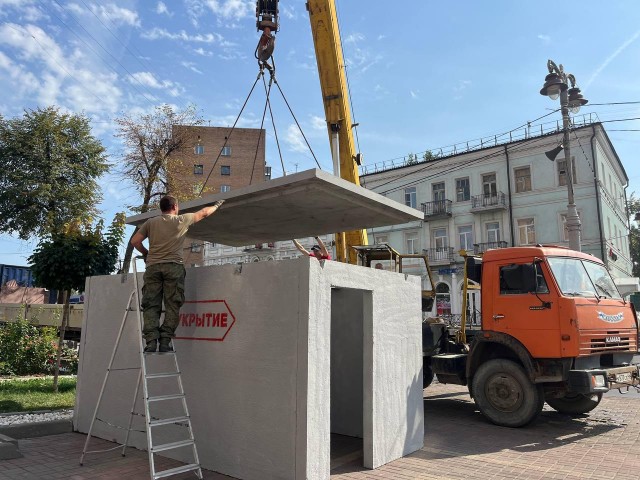 В Курске начали устанавливать железобетонные укрытия