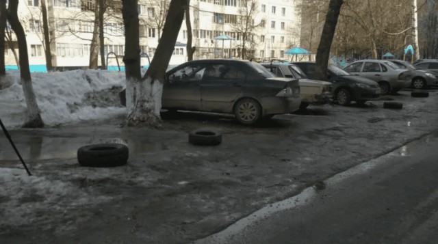 Участковый, а где логика? За шину с цветами - штраф, а за детскую площадку из покрышек - спасибо?