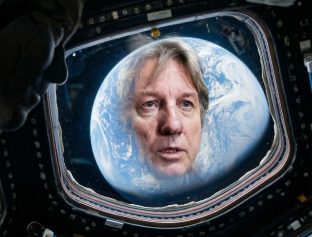 Тем временем, новая подборка снимков от миссии Artemis II, которая сегодня преодолела половину пути к своей цели