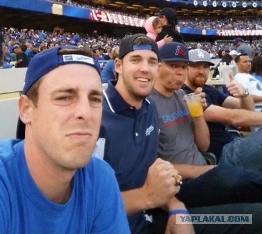 Отправил своей маме селфи с друзьями