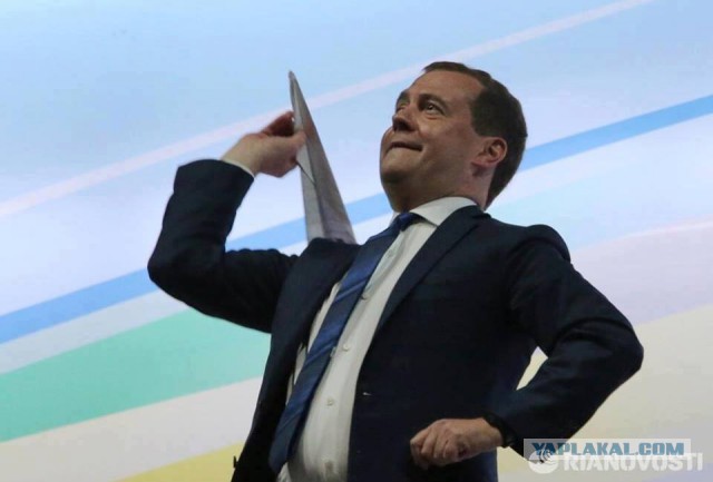 Медведеву подарили в Израиле беспилотник без пульта