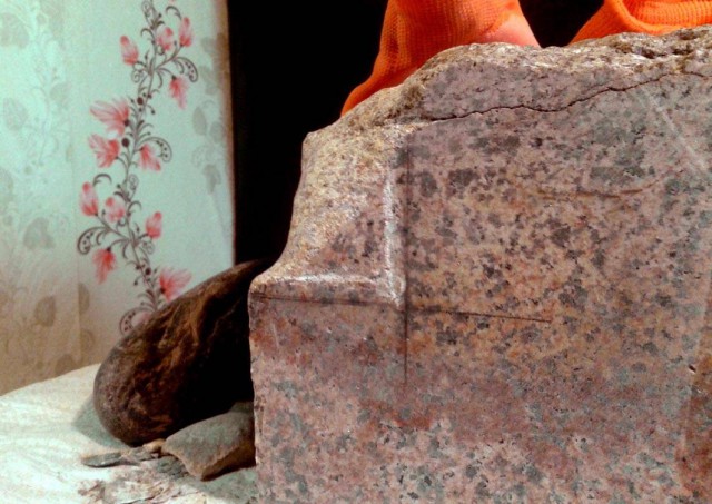 Внутренний трёхгранный угол в граните. Вручную. Кремнем