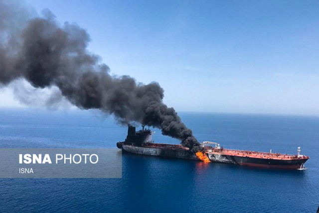 В Оманском заливе кто-то напал на два нефтяных танкера.