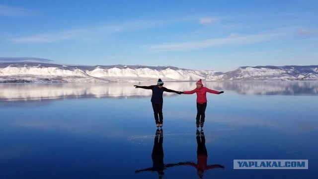 На Байкале туристы провалились под лёд в 300 м от берега. Инцидент записала камера одного из путешественников