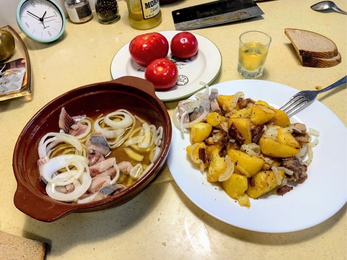 «Жареная картошечка и огурчики»: Фото домашних блюд напоминают о «не инстаграмной» еде, которую многие перестали ценить