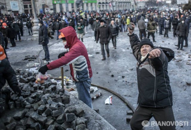 Опять про "туристов". Уже и кирпичи пошли в ход