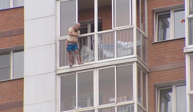 35-летнего иркутянина, который угрожал скинуть с 14-го этажа своего трехлетнего сына, присяжные оправдали