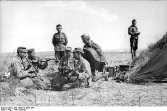 1942 год в 60 фотографиях
