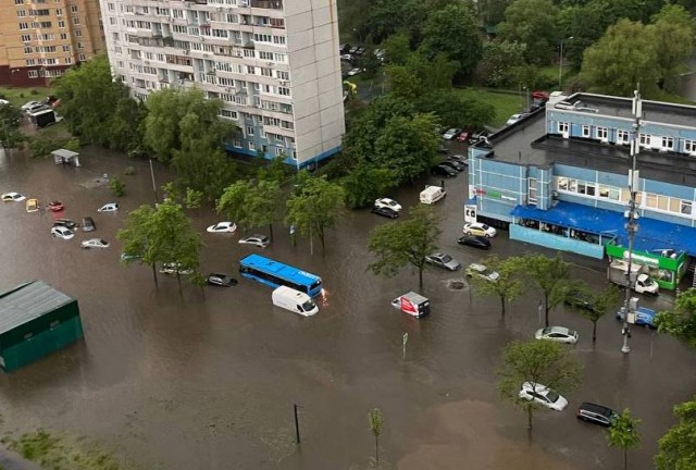 В Москве на замену жаре пришёл ливень и град