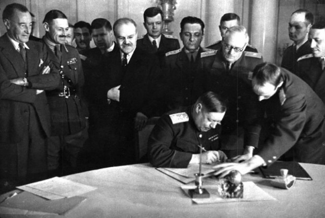 В 44-м финны попросили у Москвы перемирия. Какие требования выдвинула Москва?